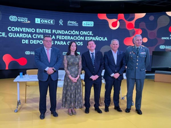 Imagen de la firma del convenio para la inclusión