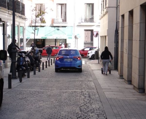 Coche pasando por una calle de Madrid