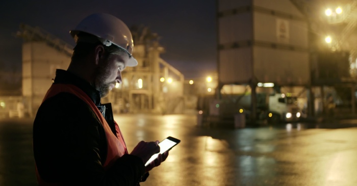 Ingeniero supervisa de noche la carga de un camión