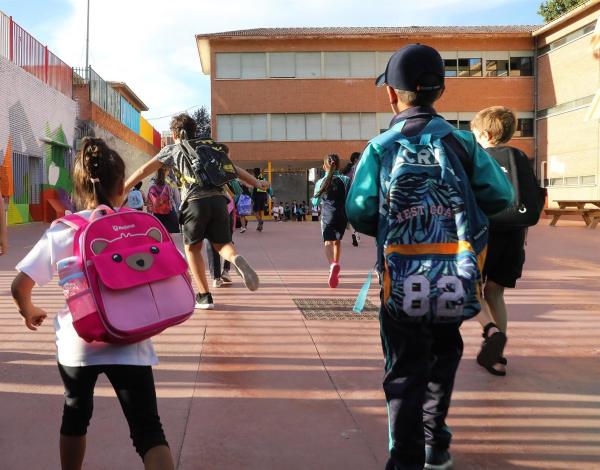 Varios niños en la vuelta al colegio en septiembre