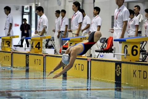 Qian disputando un campeonato de natación