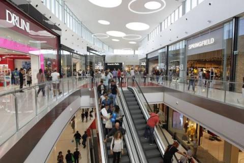 Interior de un Centro Comercial antes del estado de alarma