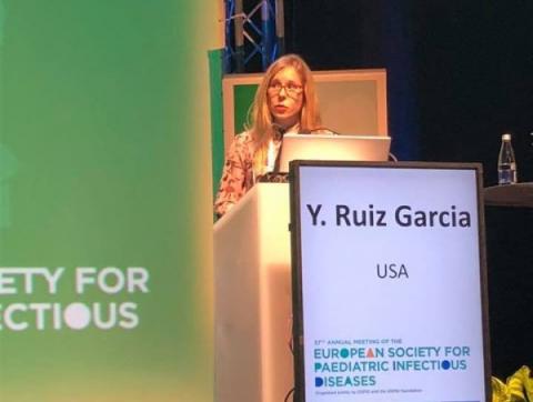 Yara Ruiz en un congreso de científicos