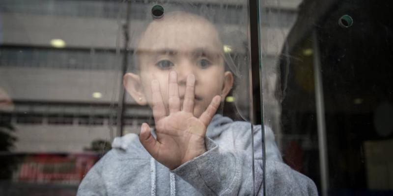 Cristal Flores, enferma de cáncer, en la sala de espera del Hospital Infantil de México. SEILA MONTES / EL PAÍS