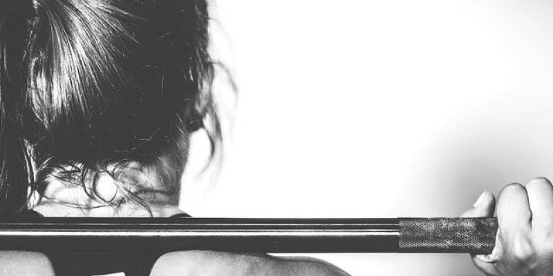 10 millones de personas se dieron de baja de sus gimnasios en Europa Chica haciendo ejercicio con una barra y pesas. Foto de Pixabay