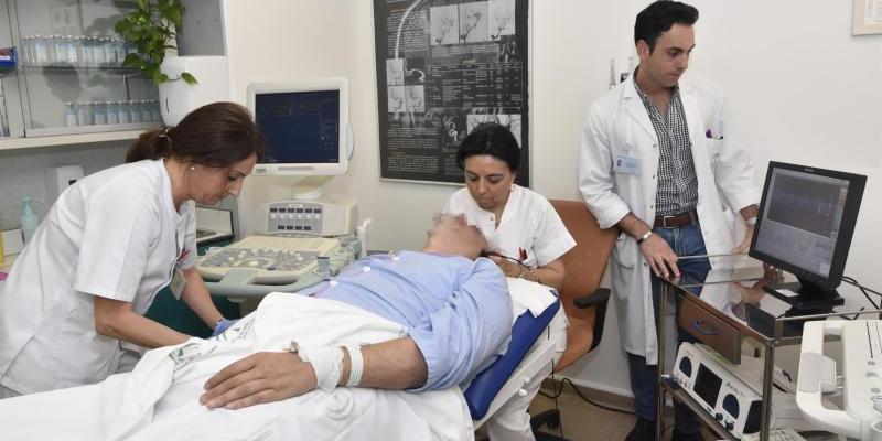 Las enfermeras realizan la nueva técnica a un paciente. Foto: Hospital Reina Sofía.