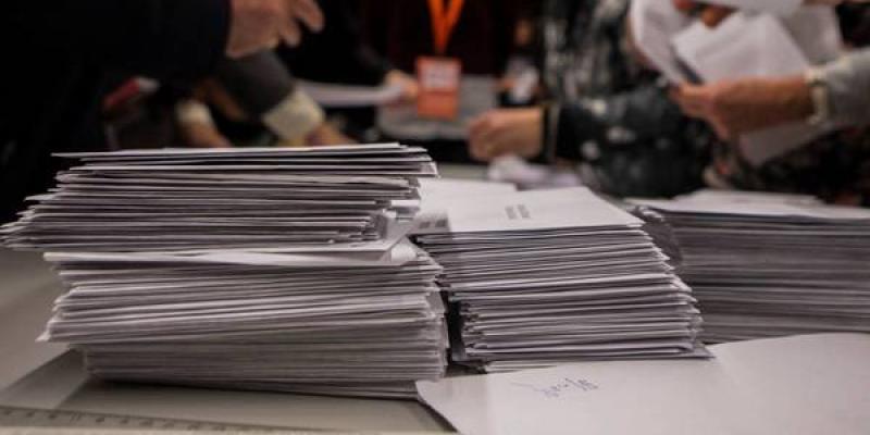 Elecciones Cataluña Urnas con votos