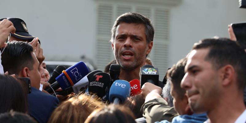El líder opositor Leopoldo López habla ante los medios este jueves, en la residencia del embajador español en Venezuela Leopoldo López reaparece en público y declara a medios en Venezuela