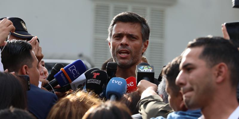 Leopoldo López reaparece en público y declara a medios en Venezuela