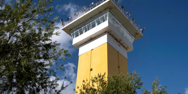 El preso volvió a las puertas de la prisión y reclamó entrar de nuevo, una petición que los propios funcionarios le explicaron que no podían cumplir, por lo que se seccionó el cuello. Un preso de corta el cuello tras salir de la cárcel