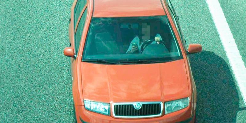 Imagen facilitada por la Dirección General de Tráfico (DGT) Imagen de la DGT donde se muestra una distracción al volante