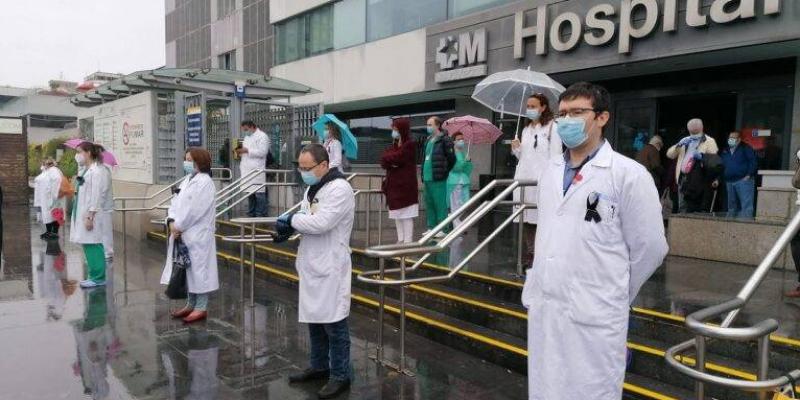 Sanitarios en el Hospital La Paz Sanitarios en un minuto de silencio por sus compañeros fallecidos