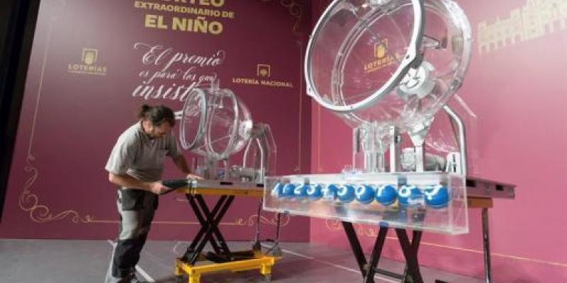 Hacienda recaudará este año con el gravamen del sorteo del Niño 4,5 millones de euros menos que el año pasado. Hacienda recaudará este año con el gravamen del sorteo del Niño 4,5 millones de euros menos que el año pasado.