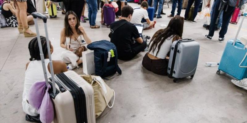 bonos de viaje gratuitos . Foto: Europa Press viajeros en la estación Madrid Chamartín