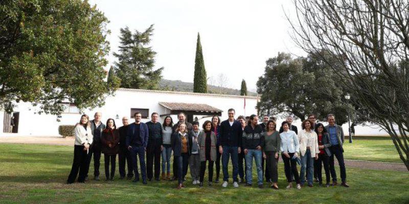 El presidente del Gobierno, Pedro Sánchez, y los ministros, antes de participar en la jornada de trabajo en Quintos de Mora | Foto: La Moncloa El presidente del Gobierno, Pedro Sánchez, y los ministros, antes de participar en la jornada de trabajo en Quintos de Mora | Foto: La Moncloa