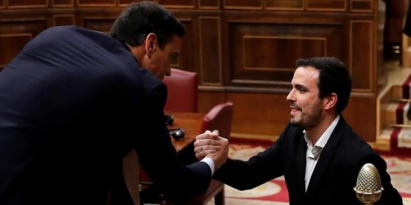 El coordinador de Izquierda Unida, Alberto Garzón (d), saluda al candidato a la Presidencia del Gobierno, Pedro Sánchez (i), tras su intervención ante el pleno del Congreso de los Diputados en la primera jornada de la sesión de investidura de Pedro Sánchez como presidente del Gobierno. EFE/Juan Carlos Hidalgo