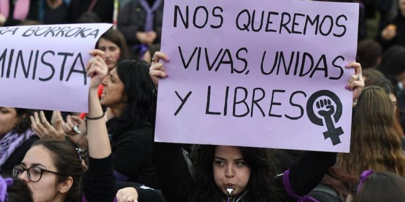 Un grupo de jóvenes, durante la concentración del pasado 8 de marzo en Bilbao; hoy las calles volverán a ser tomadas por las mujeres. / LUIS ÁNGEL GÓMEZ