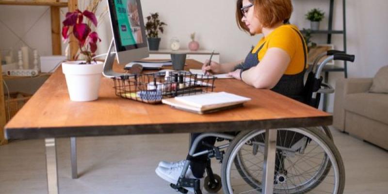 Una mujer con discapacidad trabaja en su casa 