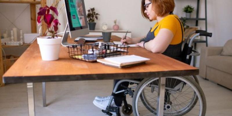 Una mujer con discapacidad trabaja en su casa | Foto de Servimedia Una mujer con discapacidad trabaja en su casa