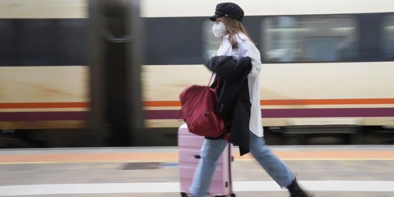 Una mujer con su maleta en la estación de tren de Santiago de Compostela el pasado 26 de marzo / EUROPA PRESS