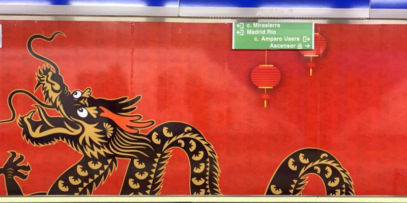 Decoración en la parada de metro de Usera para celebrar el Año Nuevo Chino. METRO DE MADRID