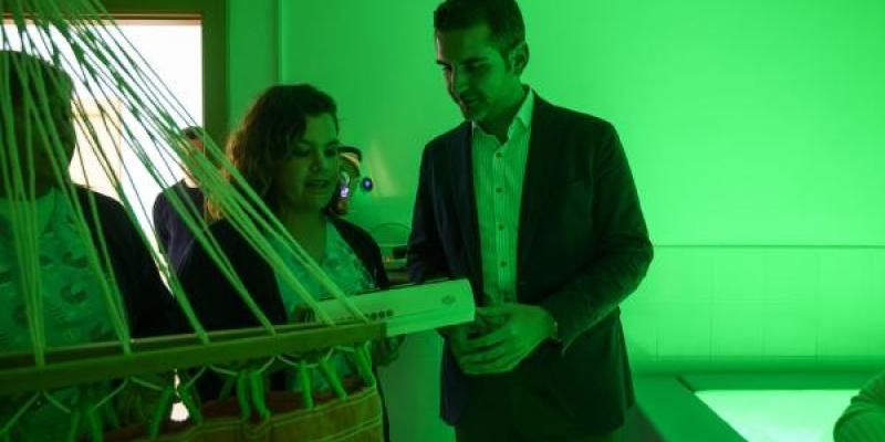Ayuntamiento de Almería El alcalde de la ciudad visita la sala multi-sensorial de la asociación ASPAPROS