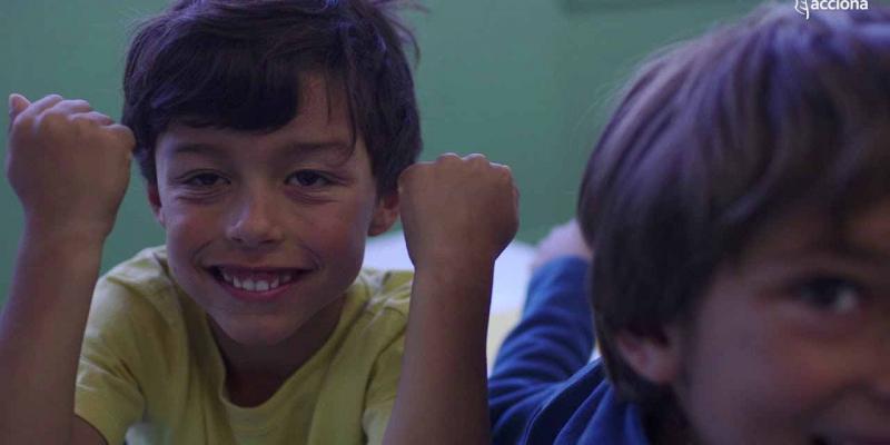 Niño aprendiendo en el taller sostenible de Acciona Acciona y la APM ofrecen un taller sostenible / Acciona