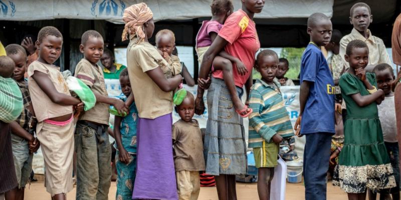 Refugiados sursudaneses recién llegados esperan ser registrados en el punto de recolección de Kuluba, en el norte de Uganda.  © ACNUR/Jiro Ose