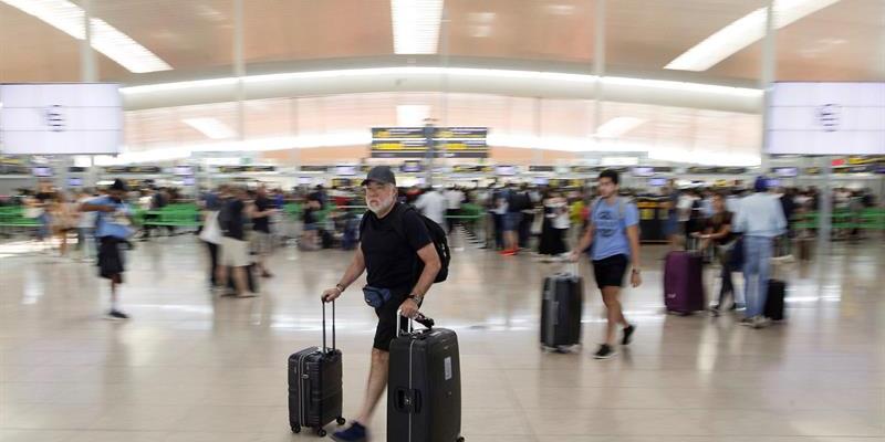 Los agentes de seguridad deciden hoy si se ponen o no en huelga indefinida Aeropuerto del Prat en Huelga