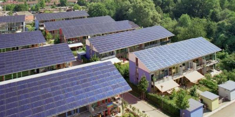 Ahorro de energía con paneles solares en las azoteas de edificios 