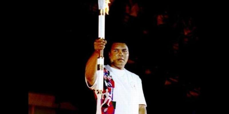 El COI recibe la antorcha oficial con la que Ali prendió el pebetero de Atlanta 1996