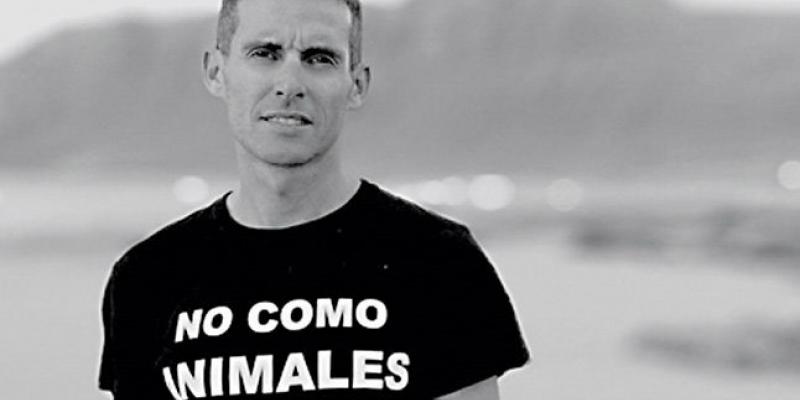 Alberto Peláez ha presentado el libro "No como animales" que une deporte y veganismo