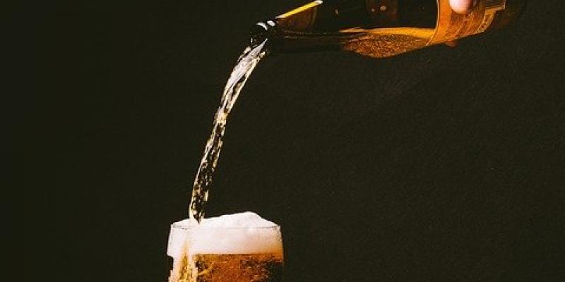 Alcohólicos Anónimos celebra su aniversario 86 buscando llegar a los que más la necesitan Cerveza siendo servida en un vaso