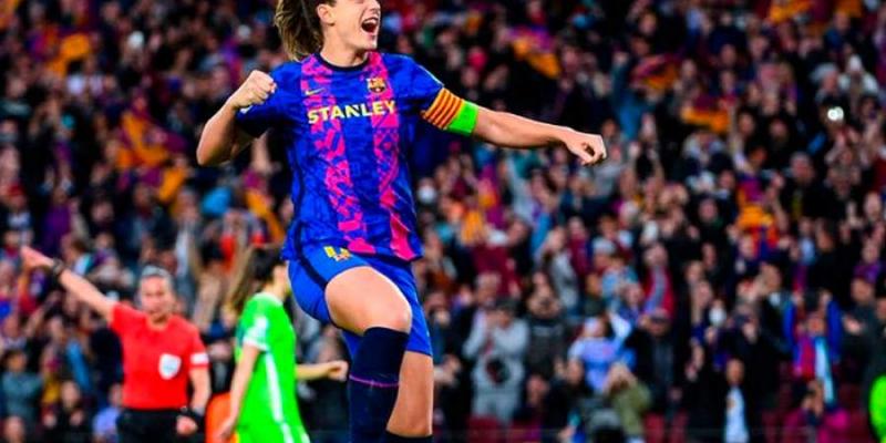 La jugadora española celebrando - Más Deporte Alexia Putellas celebrando un tanto en el campo