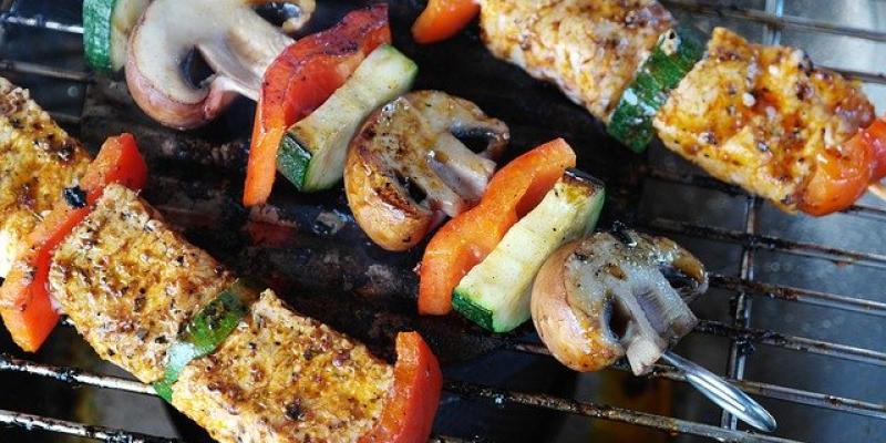 Consumir alimentos crudos no es aconsejable Parrillada de alimentos como setas, hortalizas y carne