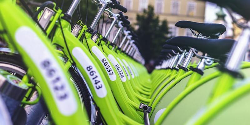 Aprobado el anteproyecto de la nueva ordenanza de movilidad sostenible de Madrid Bicicletas de alquiler en su calzada