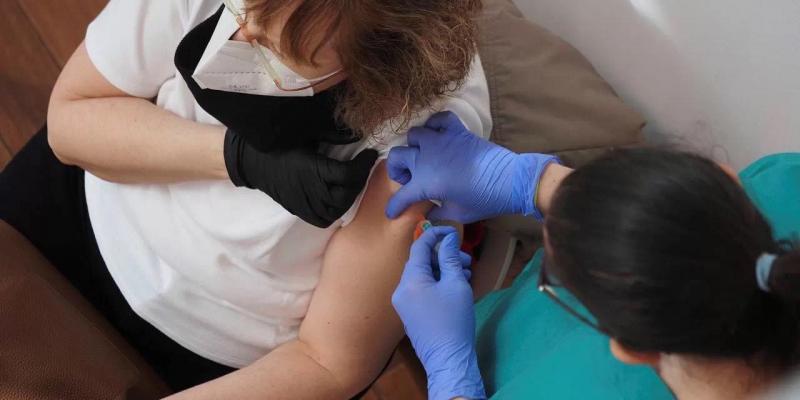 ¿Es realmente seguro y eficaz combinar las vacunas de AstraZeneca y Pfizer? El Instituto de Salud Carlos III afirma que es eficaz y seguro