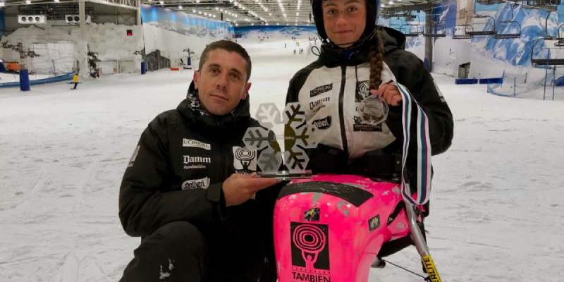 La joven campeona posa junto a su entrenador - Servimedia Audrey Pascual junto a su entrenador