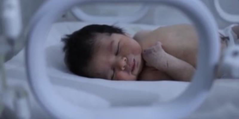 La bebé milagro/ 20 Minutos Aya, la bebé milagro en la incubadora del hospital donde la cuidan