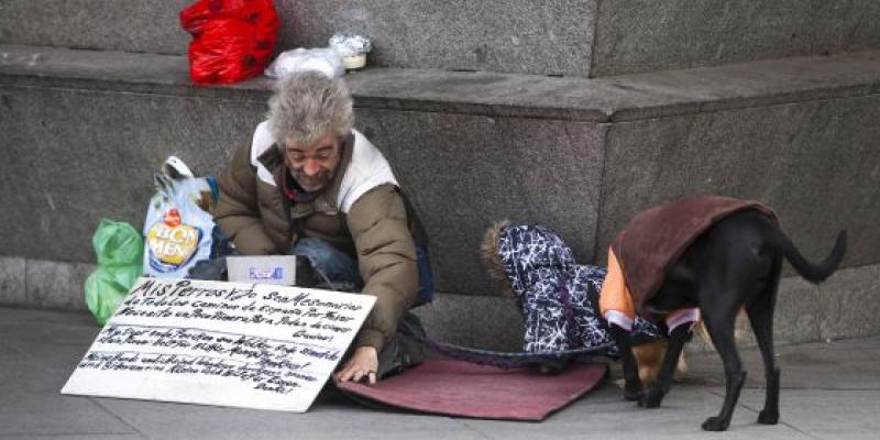 Una persona sin techo junto a su perro en una calle de Madrid. Foto de Samuel Sánchez