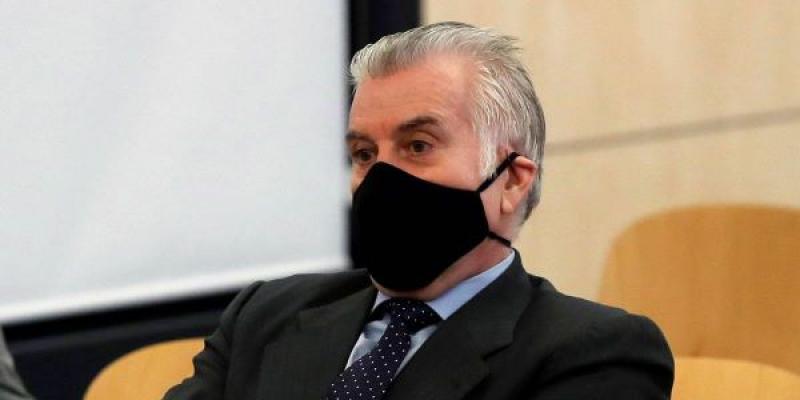 Luis Bárcenas en el banquillo con traje, mascarilla y corbata oscura