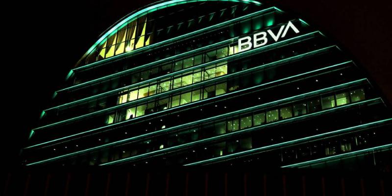 BBVA, mejor banco sostenible de España según Capital Finance International Sede BBVA por la noche