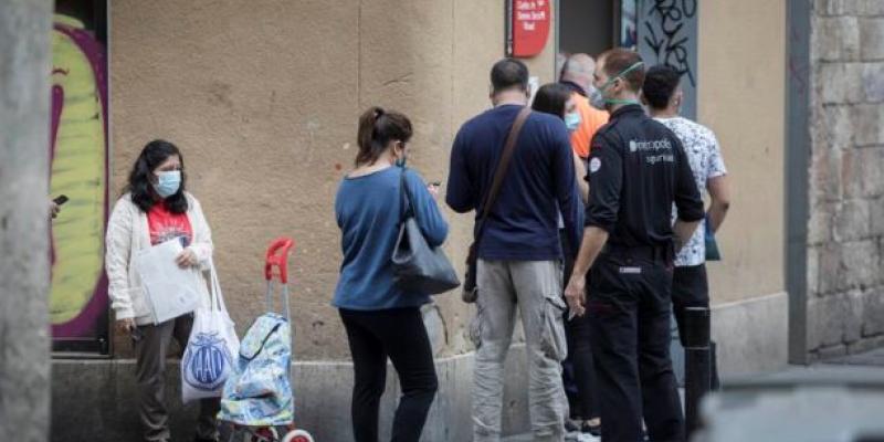 Personas vulnerables acuden a Servicios Sociales en Barcelona 