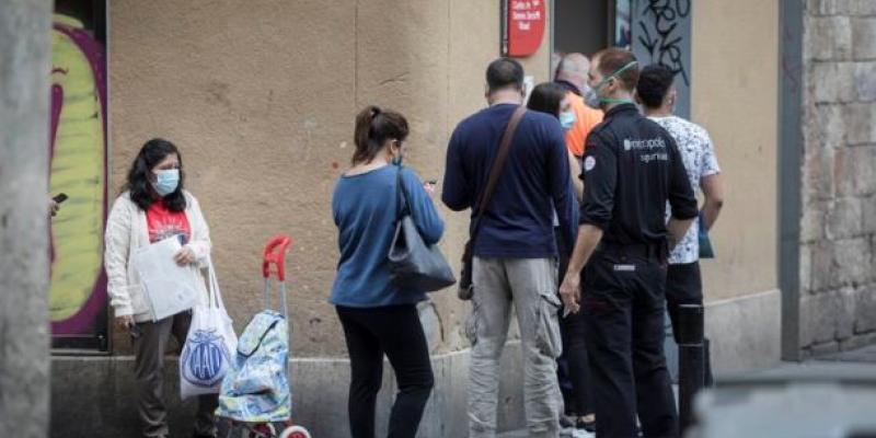 Barcelona / El País Personas vulnerables acuden a Servicios Sociales en Barcelona