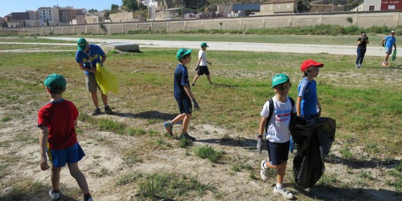En Blanes, donde trabaja la asociación de Carlos Tidu, ven día a día “una falta de conciencia ambiental preocupante”: “Pero poco a poco, a través de la educación de los hijos, esta conciencia llega a los mayores, a los padres. Las familias”, dice. Luengo coincide en que los mejores prescriptores son los niños. “La implicación de los alumnos en las actividades que llevamos a cabo con colegios es fenomenal”, destaca. Basuraleza Moralzarzal