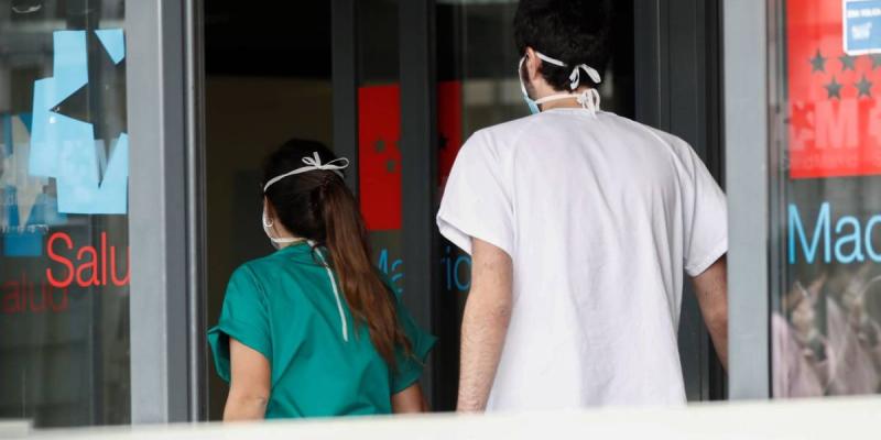 (EFE) Personal sanitario del hospital La Paz de Madrid