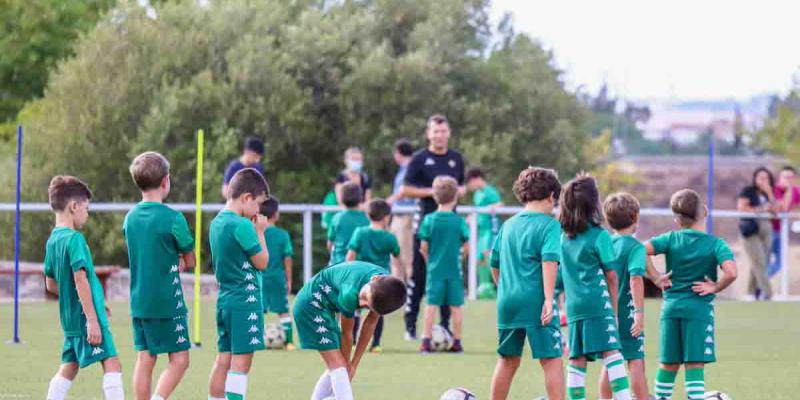 Betis / Escuelas Real Betis El Real Betis ha firmado un acuerdo con Wakatake Group para la formación de jugadores japoneses