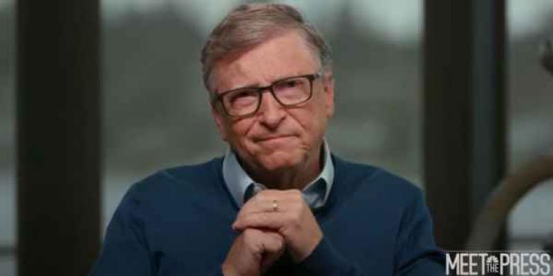 primer plano de Bill Gates durante una entrevista. Usa Jersey azul y camisa blanca 