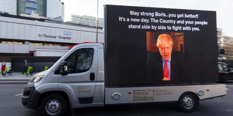 (VICKIE FLORES / EFE) Una furgoneta pasea un mensaje de ánimo a Boris Johnson frente al hospital donde está ingresado