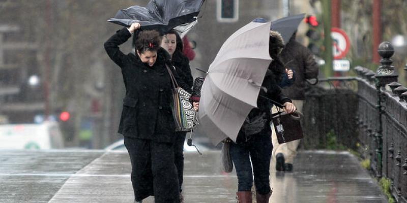 La Borrasca Elsa alerta por las fuertes rachas de viento Varias personas luchan contra las fuertes rachas de viento en Sevilla